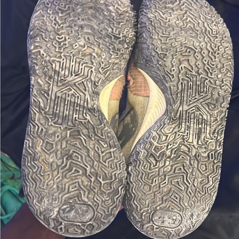 Kyrie low 4 
Good condition with simply dust marks from court and little wear